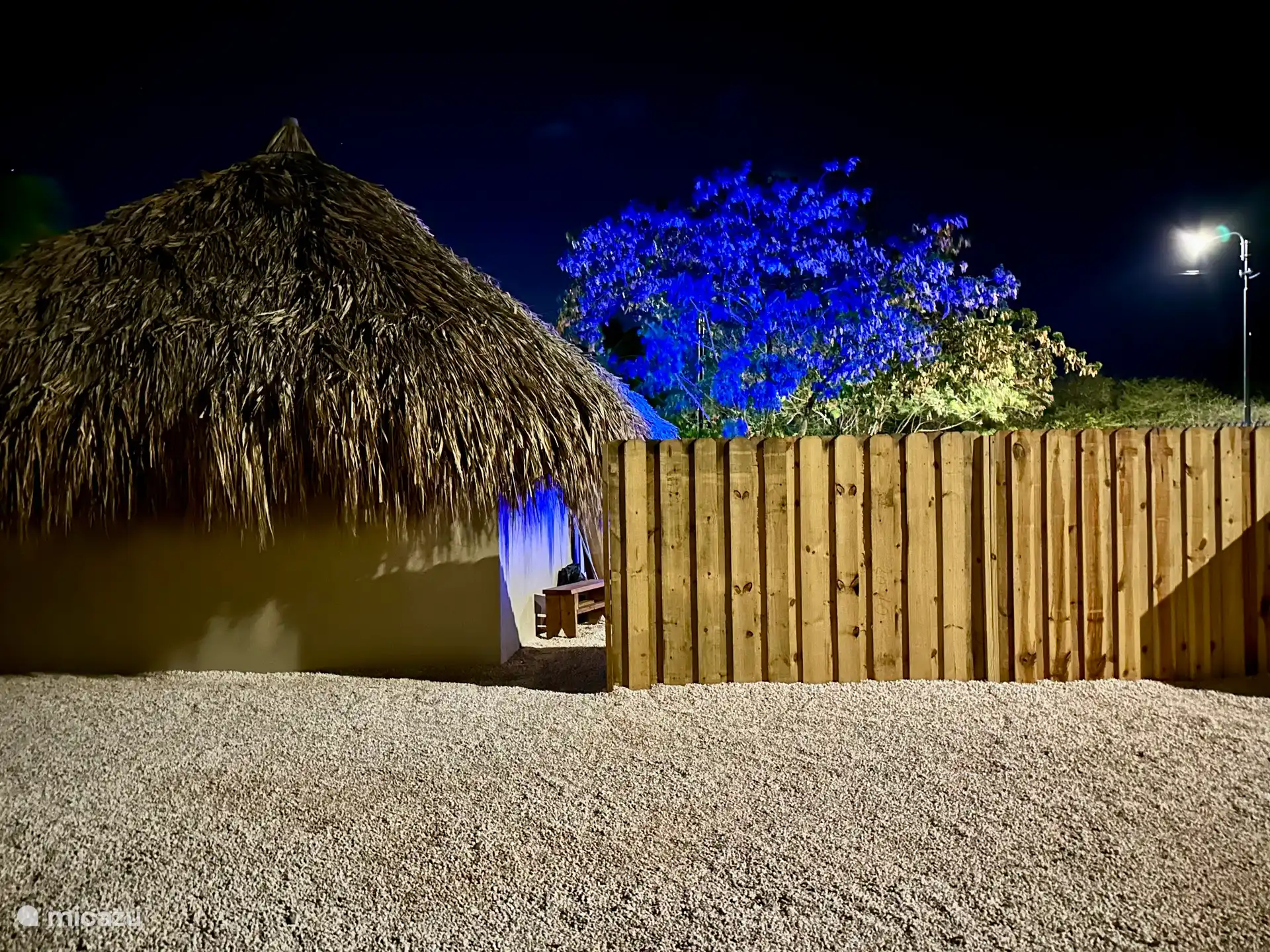 Open Air und zeitloser Charme unter einem handgefertigten Reetdach. Ein Holzzaun sorgt für Ruhe und vor allem für absolute Privatsphäre.