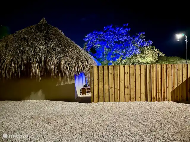 Kas Pelikan Privé  | Curaçao, Curaçao-Centre, Julianadorp - appartement Plein air et charme intemporel sous un toit de chaume fabriqué à la main. Une clôture en bois assure la paix et, surtout, une intimité totale.