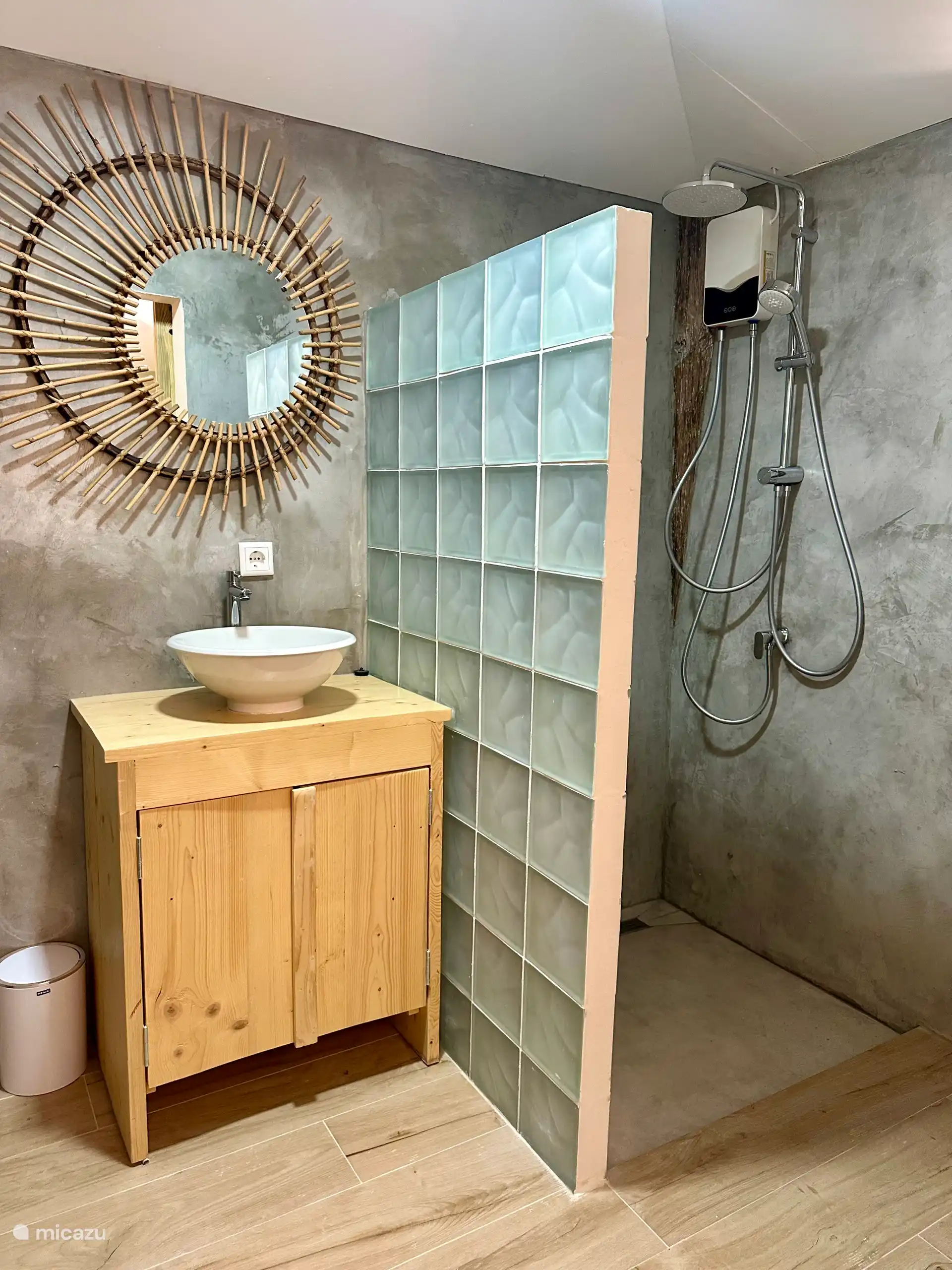 Stilvolles Badezimmer mit luxuriösem Warmwasserduscherlebnis