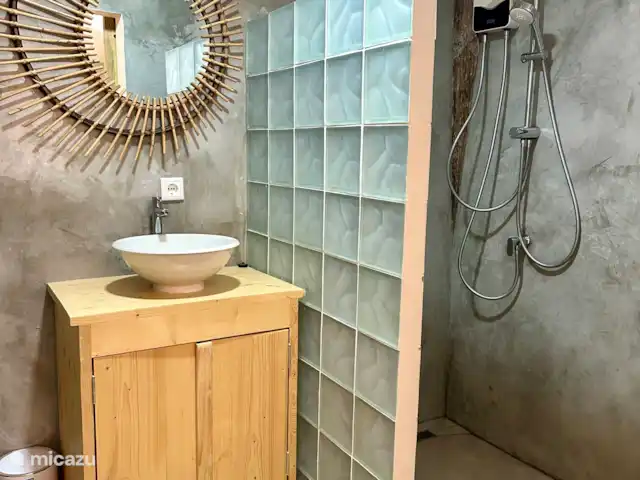 Kas Pelikan Privé  | Curaçao, Curaçao-Centre, Julianadorp - appartement Salle de bains élégante avec une luxueuse douche à l’eau chaude