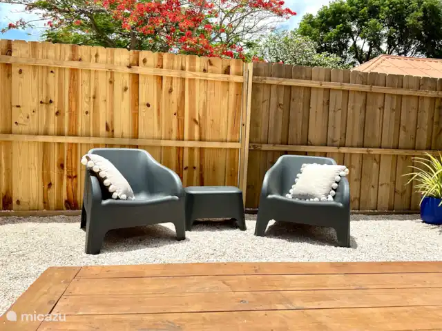 Kas Pelikan Privé  | Curaçao, Curaçao-Centre, Julianadorp - appartement Chaises longues au bord de la piscine