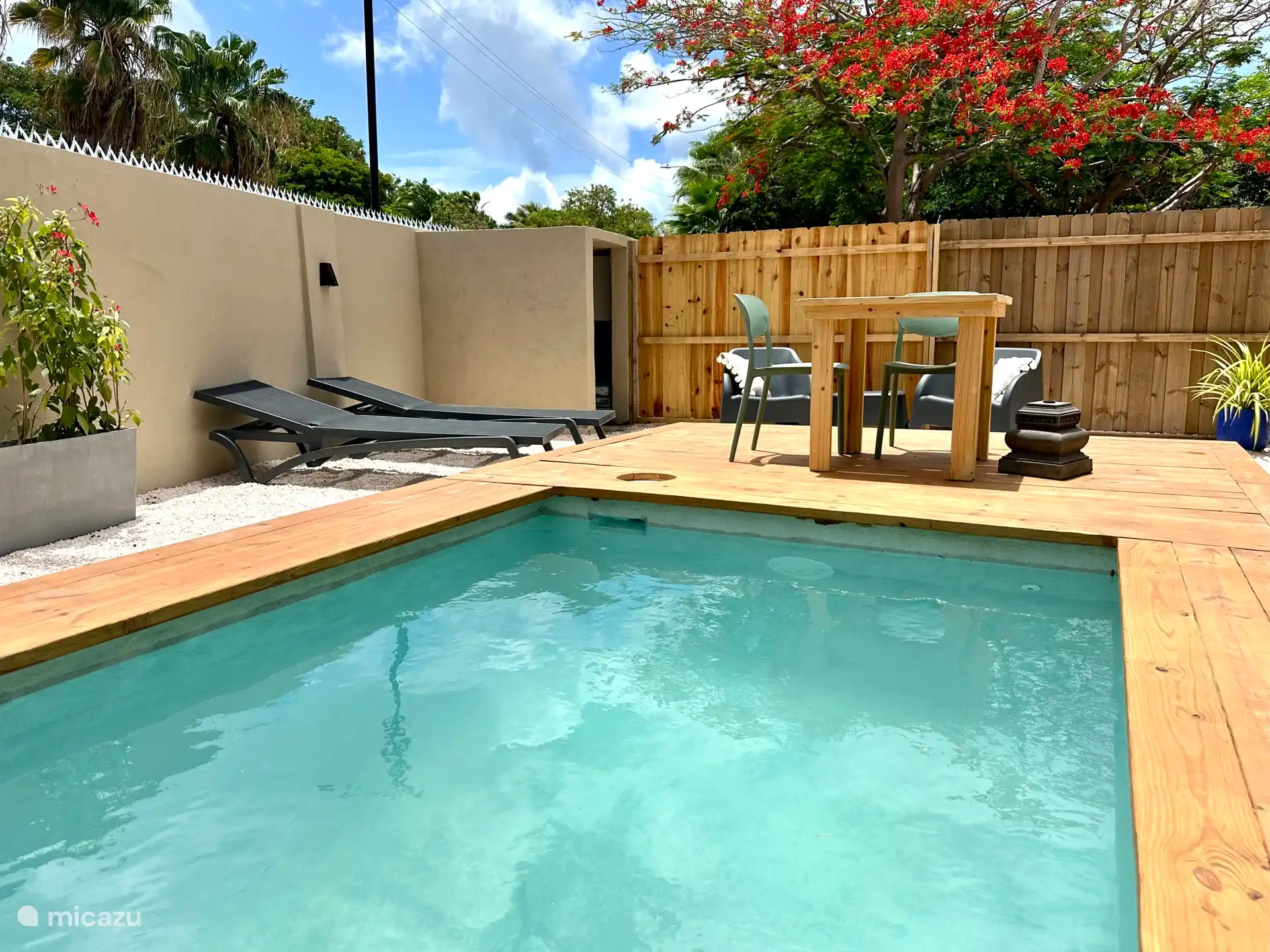 Genießen Sie das Frühstück auf der Poolterrasse am Pool oder entspannen Sie sich einfach auf den bequemen Sonnenliegen.