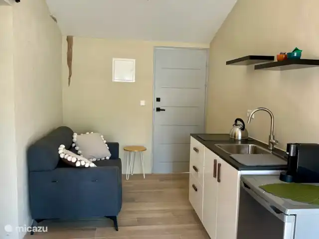 Kas Pelikan Privé  | Curaçao, Curaçao-Centre, Julianadorp - appartement Espace de lecture et de détente à l’intérieur avec un canapé confortable