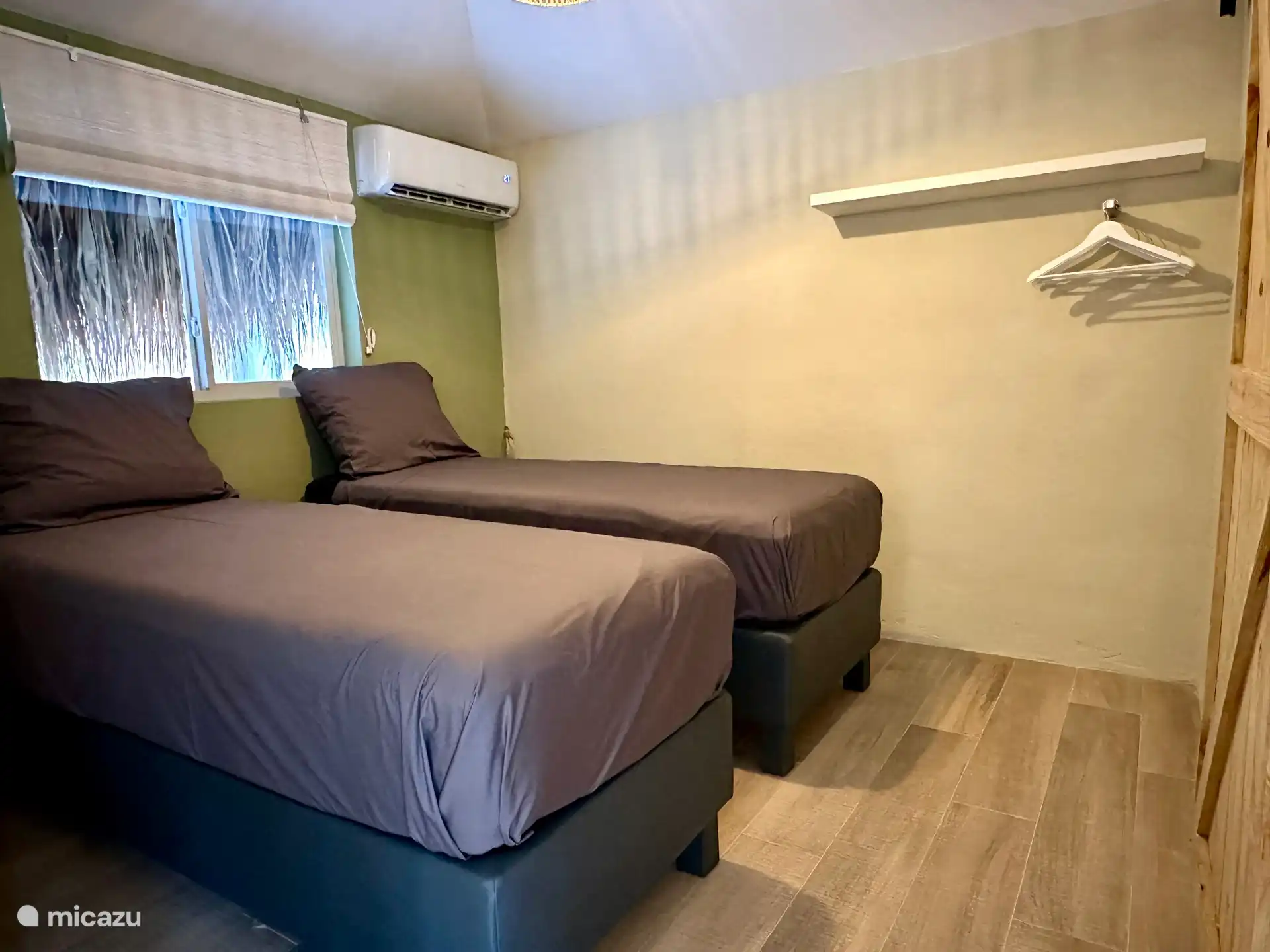 In unserer Unterkunft finden Sie zwei bequeme Einzelbetten, die wir leicht in ein geräumiges Queensize-Bett mit einem zusätzlichen Topper für zusätzlichen Komfort umwandeln können. Teilen Sie uns einfach Ihre Präferenz mit. 