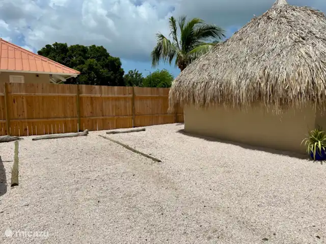 Kas Pelikan Privé  | Curaçao, Curaçao-Centre, Julianadorp - appartement Kas Pelikan dispose de deux places de parking privées. La clôture assure une intimité totale vis-à-vis des résidents, vous permettant de créer votre propre petit havre de paix et de profiter pleinement de votre séjour.