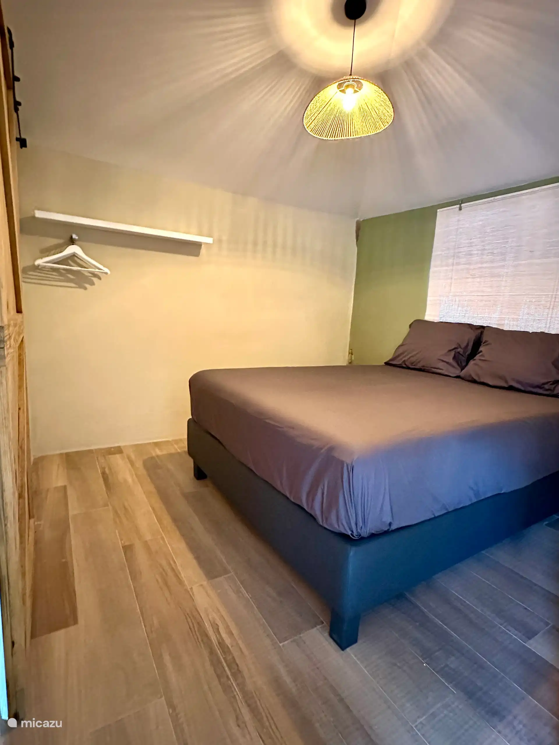 Hier finden Sie ein geräumiges Queensize-Bett mit einem luxuriösen Topper und einer bequemen Matratze. Nach einem Tag voller Sonne, Meer und Abenteuer können Sie sich vollkommen entspannen und erfrischt und entspannt aufwachen. 