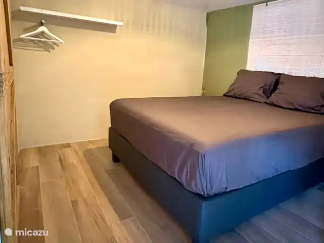 Kas Pelikan Privé  | Curaçao, Curaçao-Centre, Julianadorp - appartement Vous trouverez un grand lit spacieux avec un surmatelas luxueux et un matelas confortable. Après une journée remplie de soleil, de mer et d’aventures, vous pouvez vous détendre pleinement et vous réveiller rafraîchi et détendu.