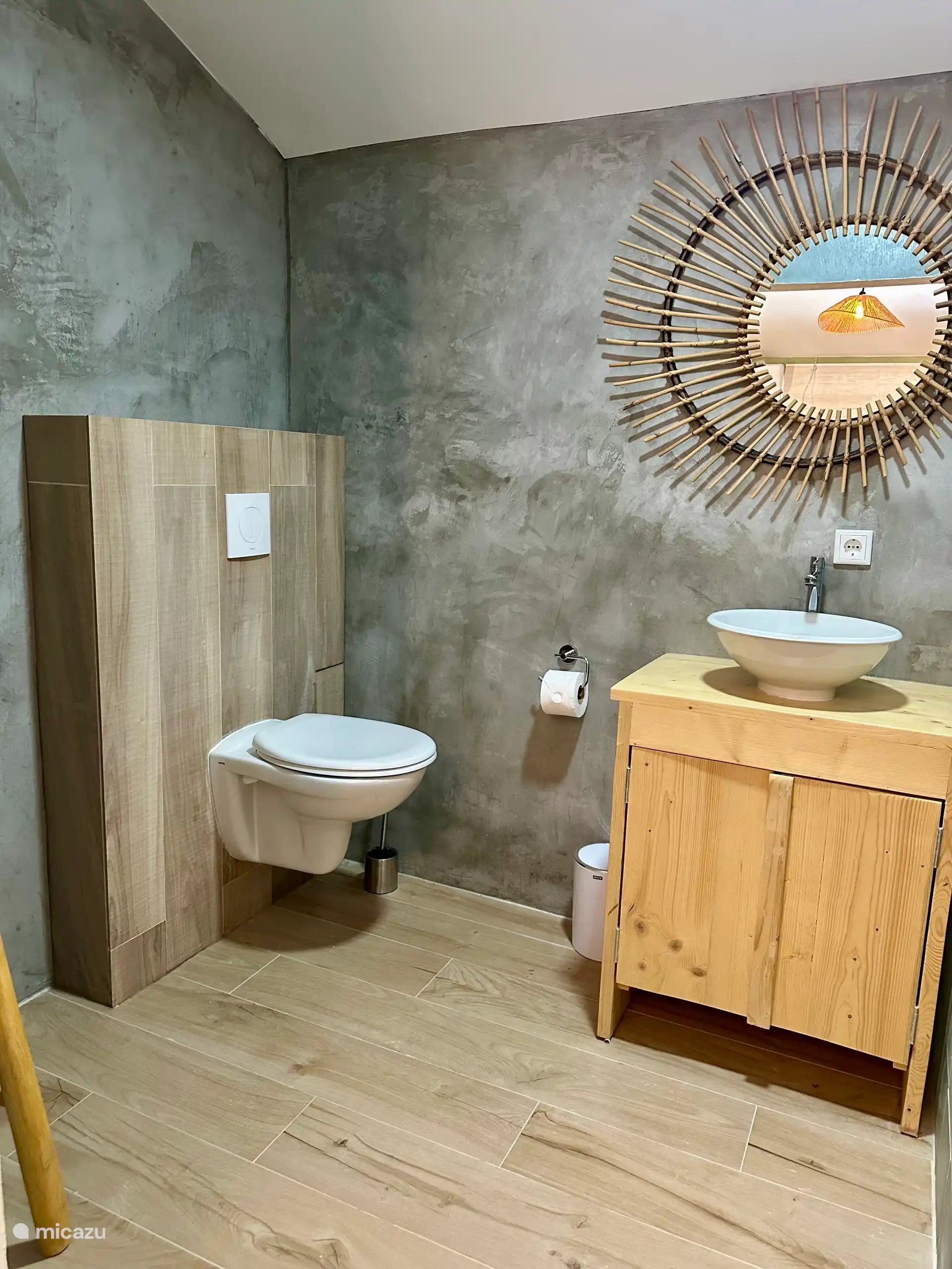 Im Badezimmer finden Sie nicht nur eine Toilette, sondern auch einen Mülleimer und alle anderen wichtigen Dinge, die Sie für einen komfortablen Aufenthalt benötigen.