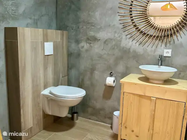 Kas Pelikan Privé  | Curaçao, Curaçao-Centre, Julianadorp - appartement Dans la salle de bain, vous trouverez non seulement des toilettes, mais aussi une poubelle et tous les autres éléments essentiels dont vous avez besoin pour un séjour confortable.