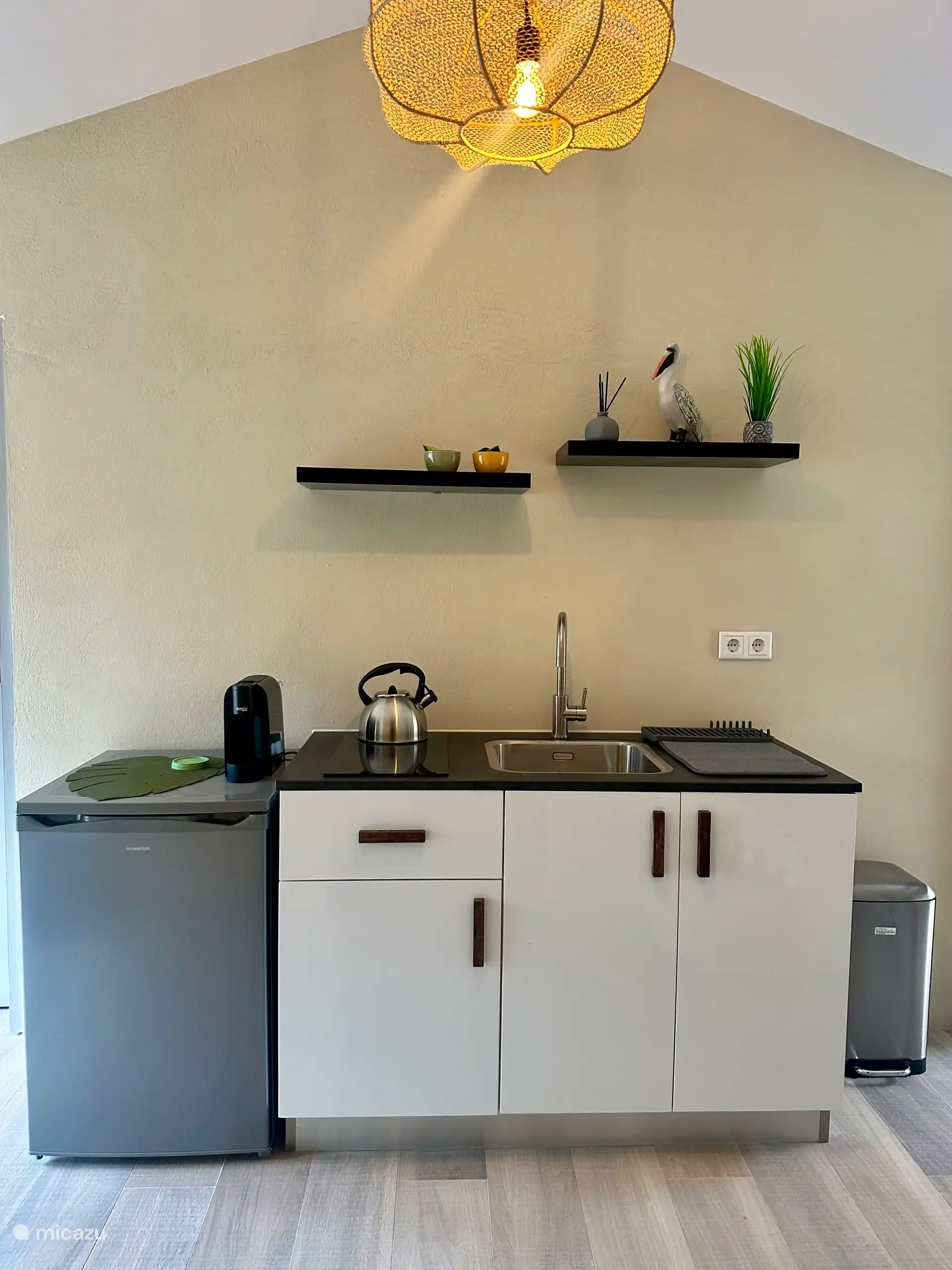 Die Küchenzeile ist mit einem elektrischen Kochfeld ausgestattet, so dass Sie Ihre eigenen Mahlzeiten ganz einfach zubereiten können. Natürlich sind Kaffee, Tee, ein Kühlschrank, Teller und Gläser mit allem ausgestattet, was Sie brauchen.