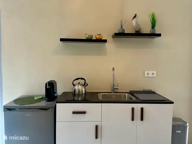 Kas Pelikan Privé  | Curaçao, Curaçao-Centre, Julianadorp - appartement La kitchenette est équipée d’une plaque de cuisson électrique, ce qui facilite la préparation de vos propres repas. Bien sûr, du café, du thé, un réfrigérateur, des assiettes et des verres sont tous fournis tout ce dont vous avez besoin.