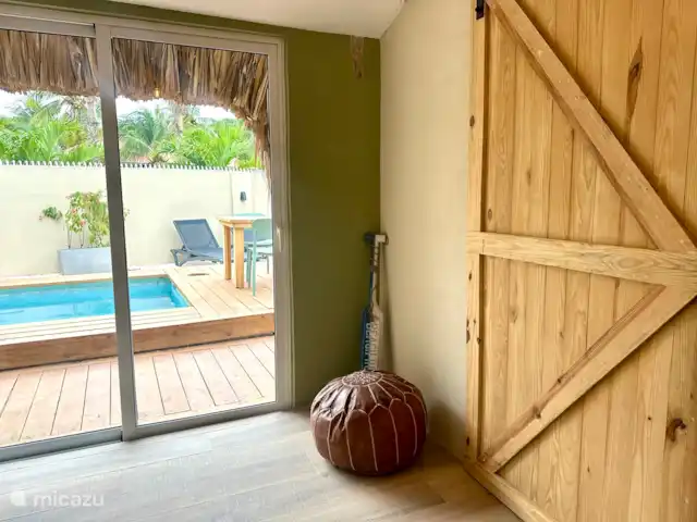 Kas Pelikan Privé  | Curaçao, Curaçao-Centre, Julianadorp - appartement Votre tasse de café est prête, vous vous penchez en arrière et vous vous détendez en regardant le jardin. Cette vue, avec la piscine et les chants des oiseaux tropicaux, est vraiment inoubliable.
