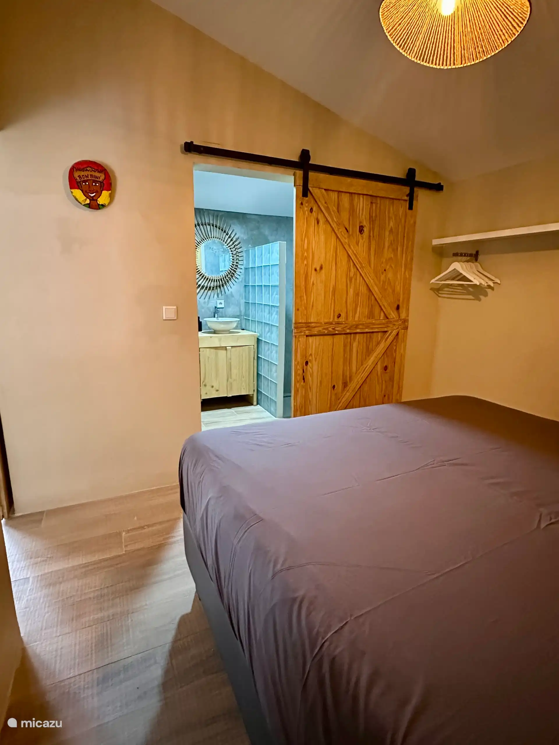 Treten Sie direkt aus Ihrem Bett in das geräumige, begehbare Badezimmer, das mit allem Komfort ausgestattet ist, den Sie benötigen. Genießen Sie eine erfrischende Dusche in einem stilvollen Ambiente, die perfekte Art, Ihren Tag entspannt oder unruhig zu beginnen.