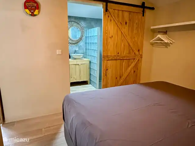 Kas Pelikan Privé  | Curaçao, Curaçao-Centre, Julianadorp - appartement Sortez de votre lit et entrez dans la spacieuse salle de bains à l’italienne, équipée de tout le confort dont vous avez besoin. Profitez d’une douche rafraîchissante dans un cadre élégant, le moyen idéal pour commencer votre journée en toute détente ou sans