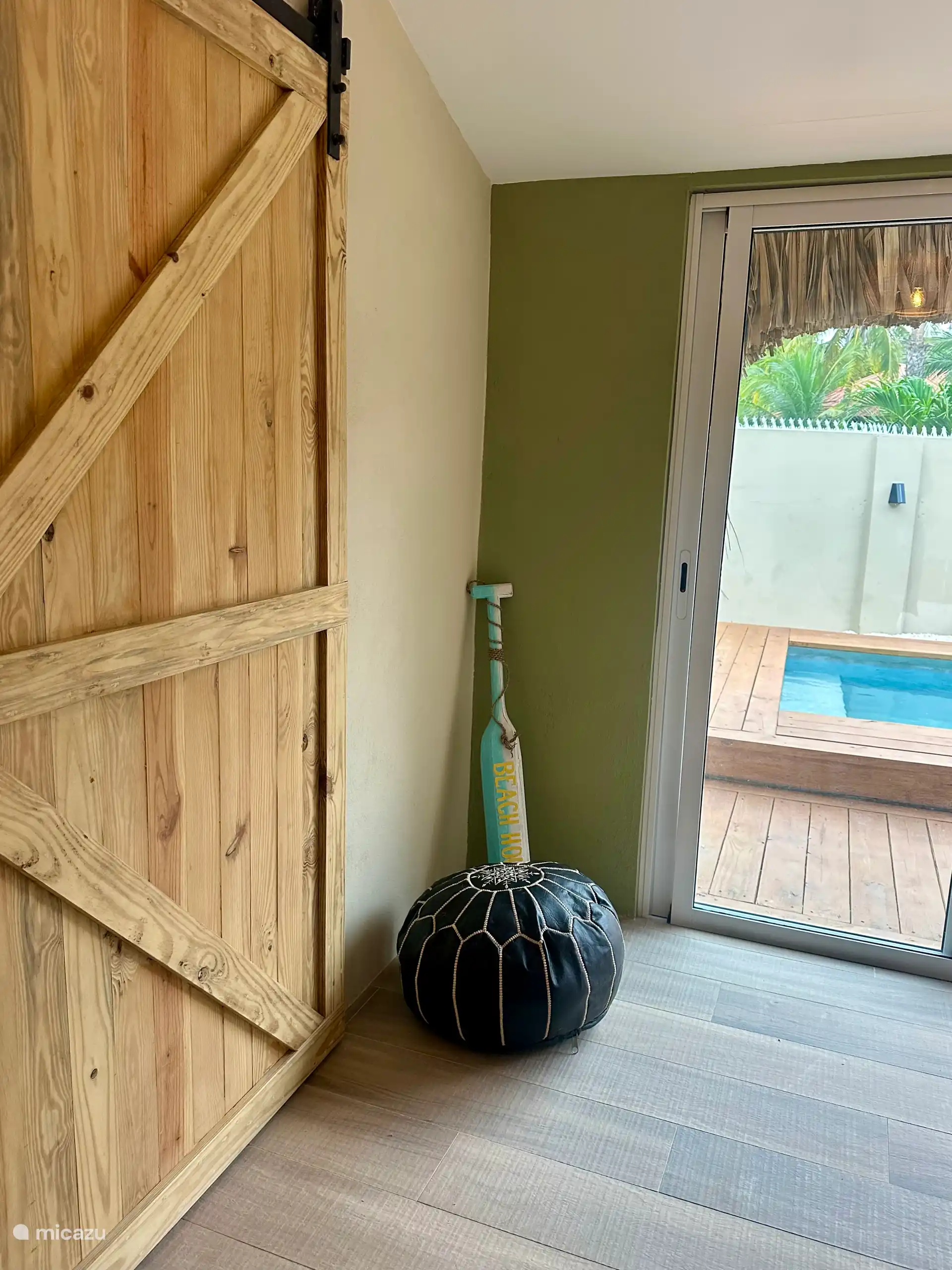 Die Tasse Kaffee steht bereit, man lehnt sich entspannt zurück und lässt den Blick über den Garten schweifen. Diese Aussicht mit dem Pool und dem Gesang der tropischen Vögel ist wirklich unvergesslich.