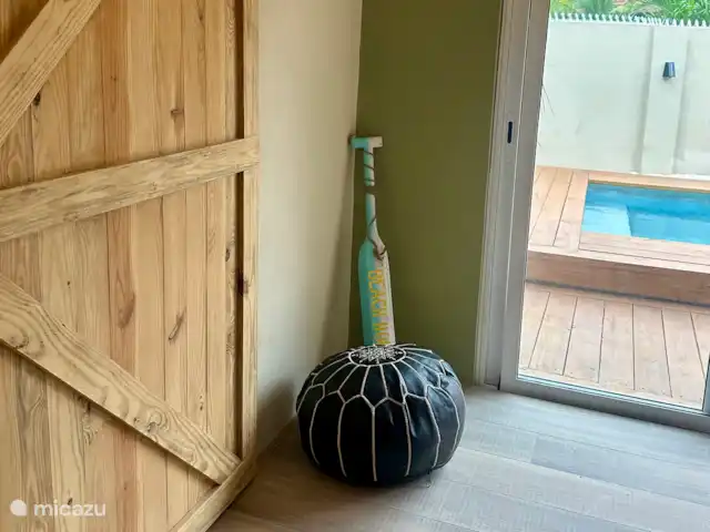 Kas Pelikan Privé  | Curaçao, Curaçao-Centre, Julianadorp - appartement Votre tasse de café est prête, vous vous penchez en arrière et vous vous détendez en regardant le jardin. Cette vue, avec la piscine et les chants des oiseaux tropicaux, est vraiment inoubliable.
