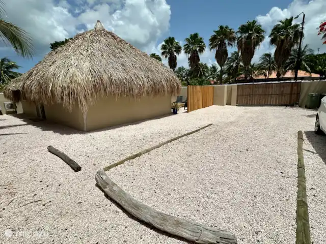 Kas Pelikan Privé  | Curaçao, Curaçao-Centre, Julianadorp - appartement Kas Pelikan dispose de deux places de parking privées. La porte sert d’entrée partagée pour les résidents et Kas Pelikan.