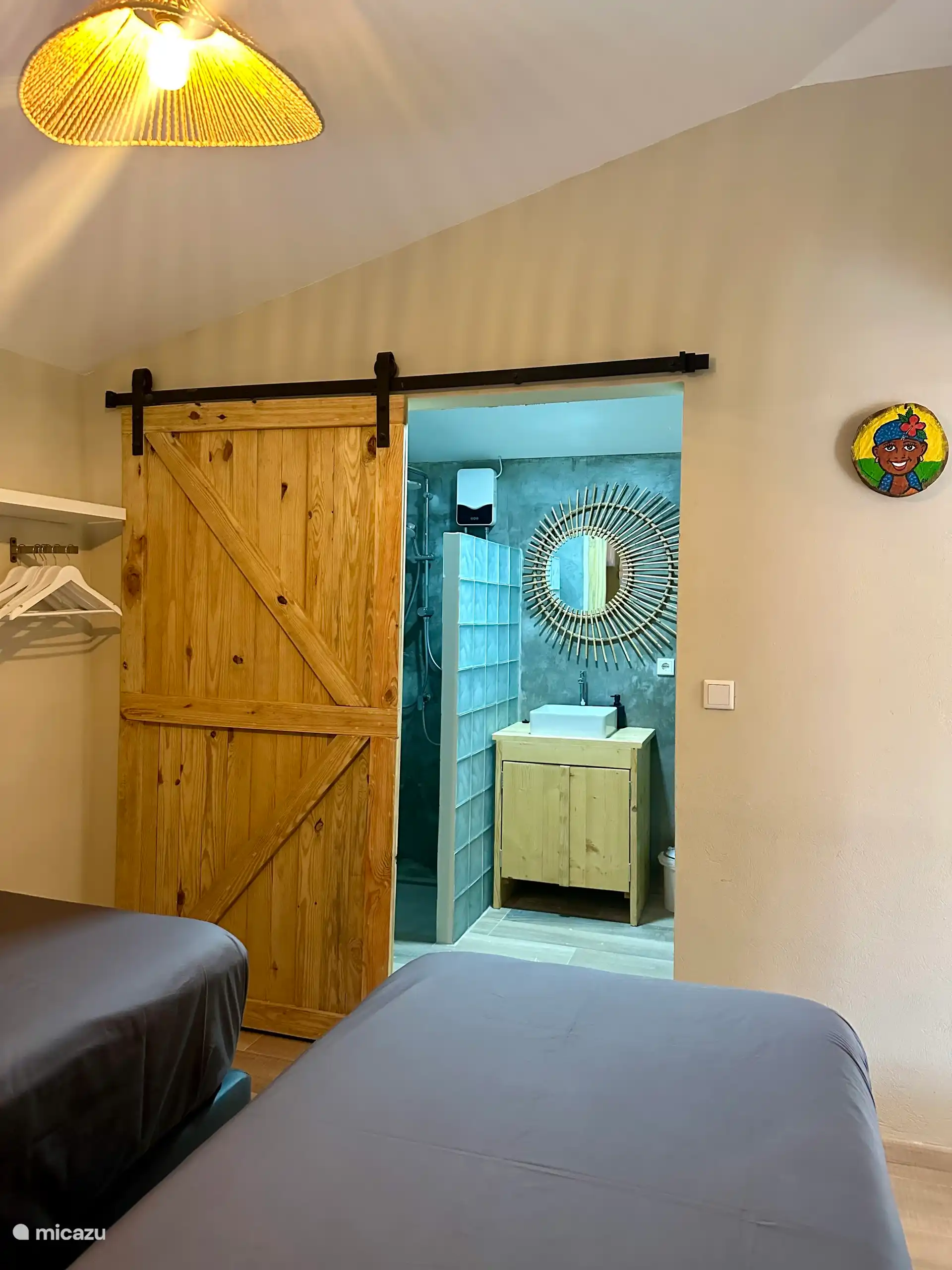 Treten Sie direkt aus Ihrem Bett in das geräumige, begehbare Badezimmer, das mit allem Komfort ausgestattet ist, den Sie benötigen. Genießen Sie eine erfrischende Dusche in einem stilvollen Ambiente, die perfekte Art, Ihren Tag entspannt oder unruhig zu beginnen.