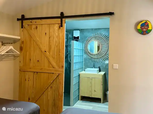 Kas Pelikan Privé  | Curaçao, Curaçao-Centre, Julianadorp - appartement Sortez de votre lit et entrez dans la spacieuse salle de bains à l’italienne, équipée de tout le confort dont vous avez besoin. Profitez d’une douche rafraîchissante dans un cadre élégant, le moyen idéal pour commencer votre journée en toute détente ou sans