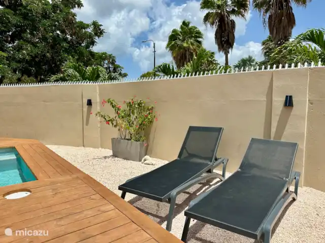 Kas Pelikan Privé  | Curaçao, Curaçao-Centre, Julianadorp - appartement Lire un livre sur le transat, s’endormir pour une sieste ou simplement profiter du soleil ? Tout est permis, rien n’est requis. C’est ça les vraies vacances, n’est-ce pas ? Profitez de la liberté ultime.