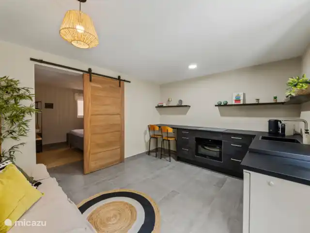 Appartement Mambo Beach | Curaçao, Banda Ariba (est), Bapor Kibra - appartement Profitez du salon lumineux avec cuisine ouverte - idéal pour un dîner confortable, un verre ou simplement se détendre avec la climatisation et le confort !