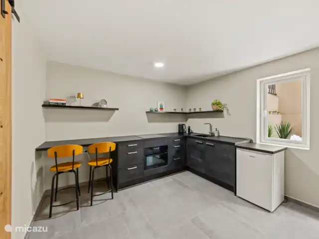 Appartement Mambo Beach | Curaçao, Banda Ariba (est), Bapor Kibra - appartement Profitez du salon lumineux avec cuisine ouverte - idéal pour un dîner confortable, un verre ou simplement se détendre avec la climatisation et le confort !