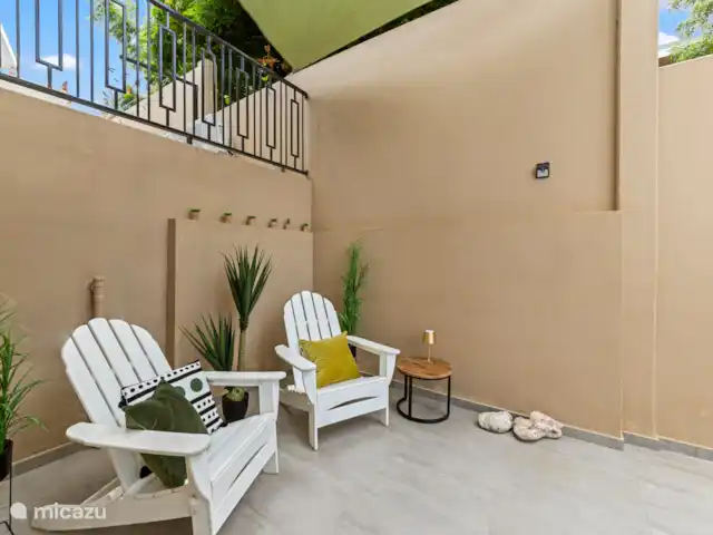Appartement Mambo Beach | Curaçao, Banda Ariba (est), Bapor Kibra - appartement La terrasse offre deux places assises, de jolies plantes et un auvent - l’endroit idéal pour se détendre autour d’un verre.