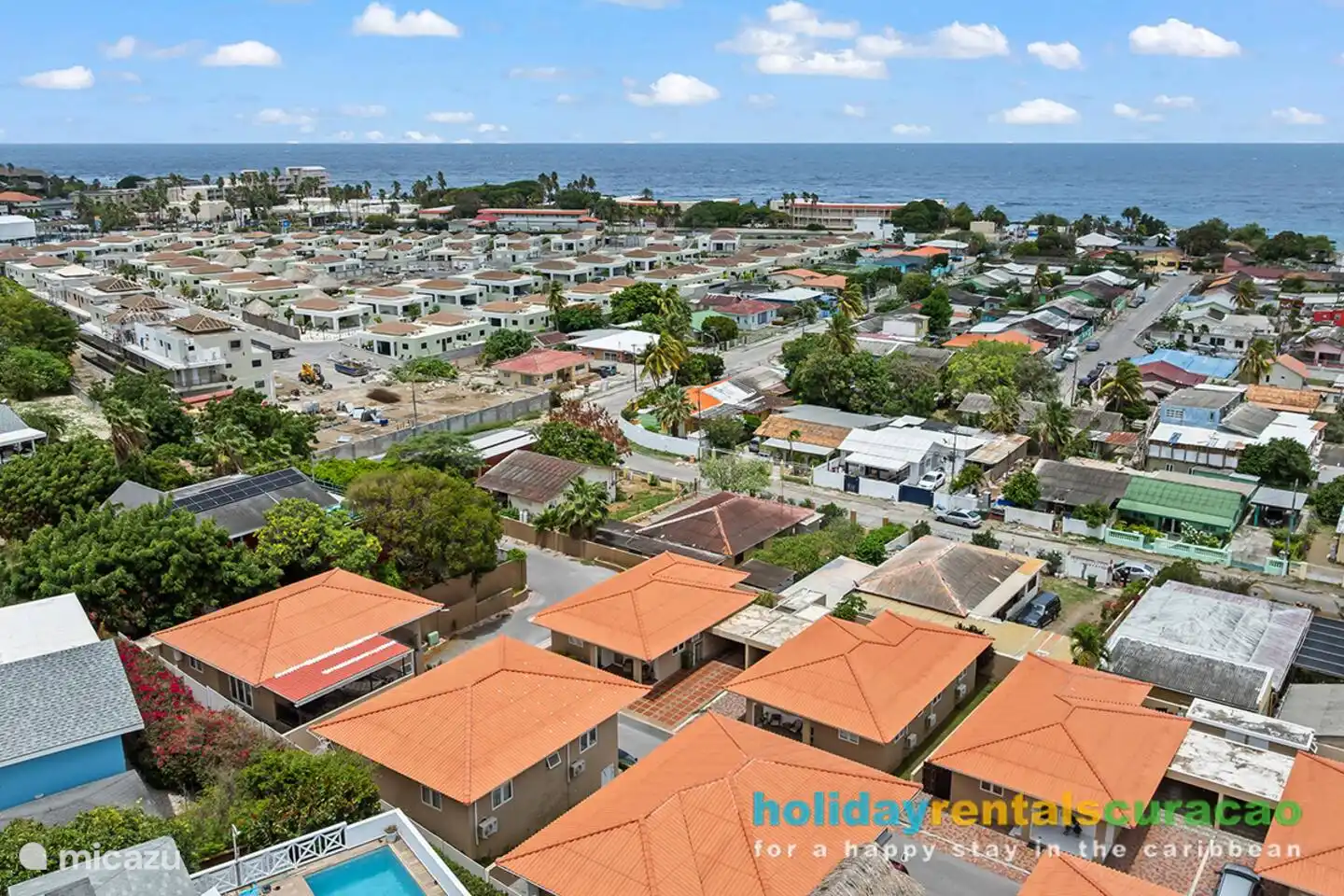 Everything within walking distance: beach, Marie Pampoen Park & Mambo Beach.

Prime location: everything within walking distance of the sea and beach!