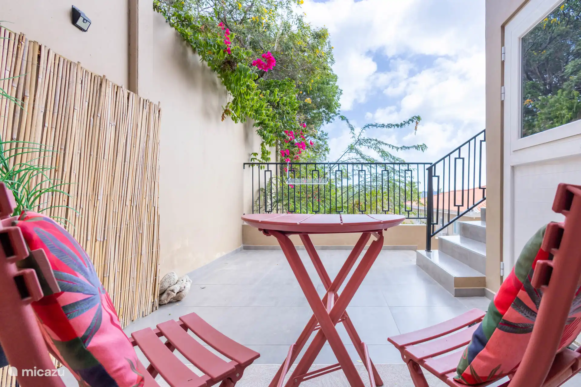 Genießen Sie Ihre eigene private Terrasse – der ideale Ort, um den Tag mit einer Tasse Kaffee zu beginnen oder ihn mit einem guten Glas Wein zu beenden.