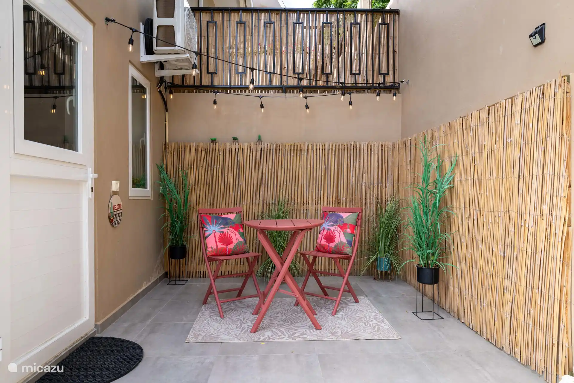 Private Terrasse, auf der Sie frühstücken oder sich nach einem Tag am Strand entspannen können.