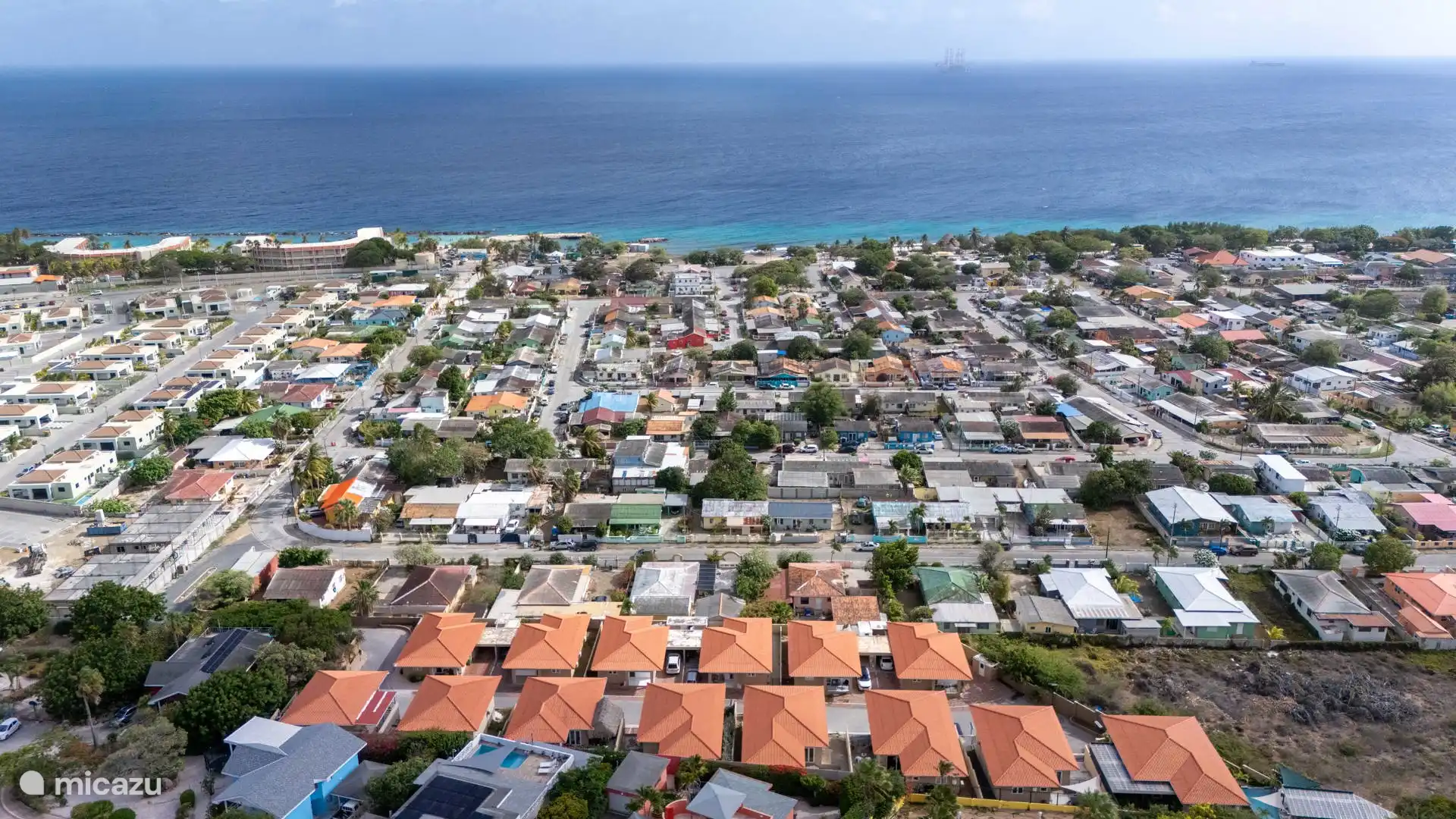 Es liegt fußläufig zum Mambo Beach, mit Restaurants und gemütlichen Strandclubs.