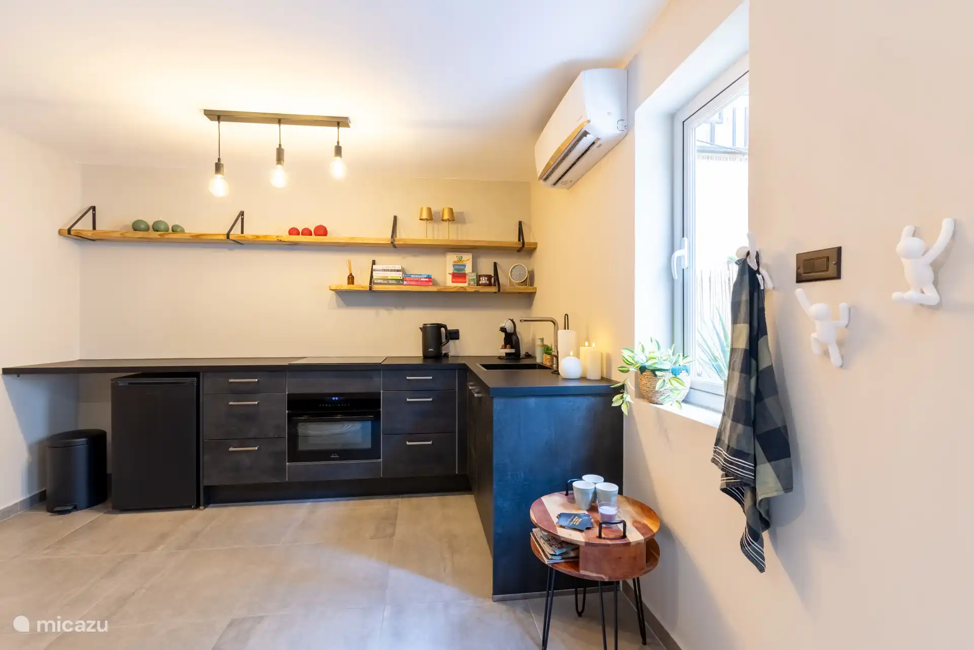 Die moderne, voll ausgestattete Küche bietet alles, was Sie brauchen, um selbst ein köstliches Frühstück oder Abendessen zuzubereiten.