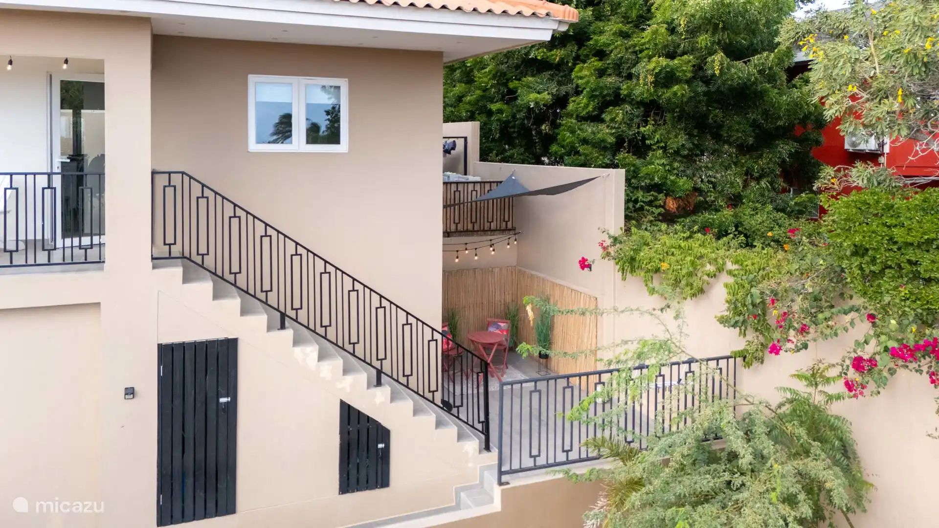 Genießen Sie völlige Privatsphäre mit privater Terrasse und Eingang.