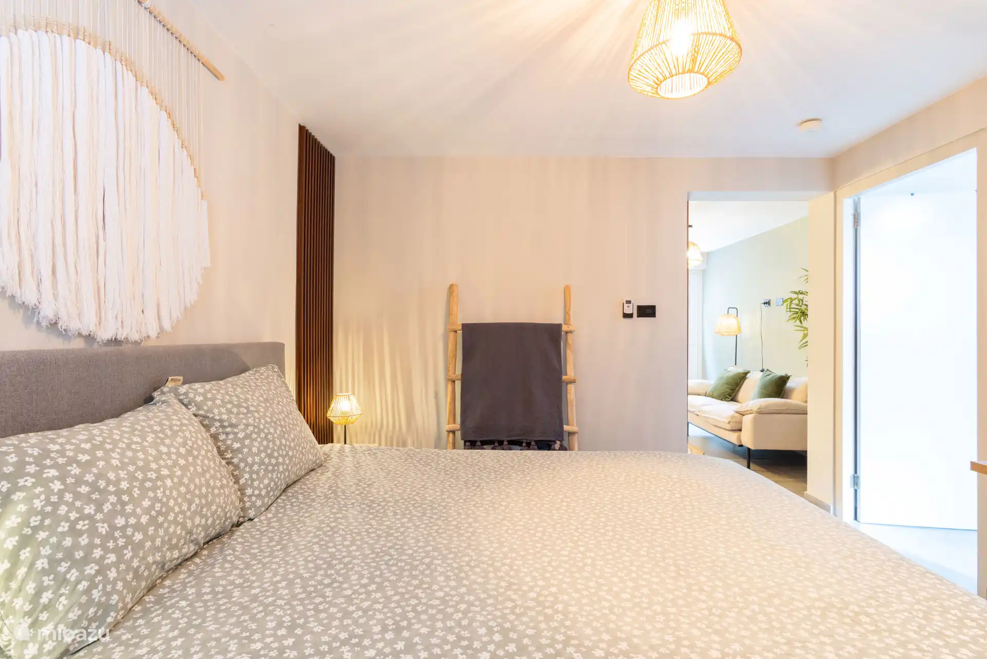 Man sieht auch aus einem anderen Blickwinkel, wie geräumig und hell das Schlafzimmer eingerichtet ist.