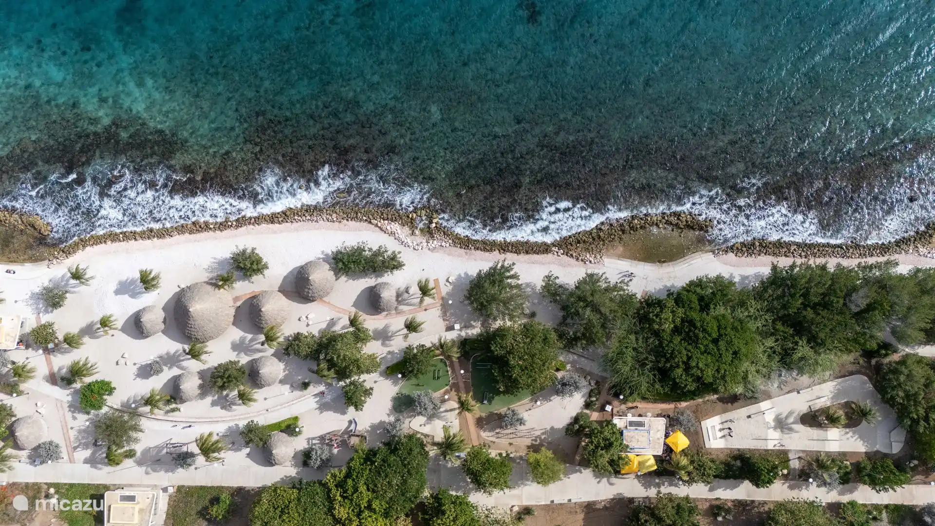 Entdecken Sie die wunderschöne Küstenlinie und das azurblaue Meer, für das Curaçao so berühmt ist, im neu errichteten Park Marie Pumpkin!