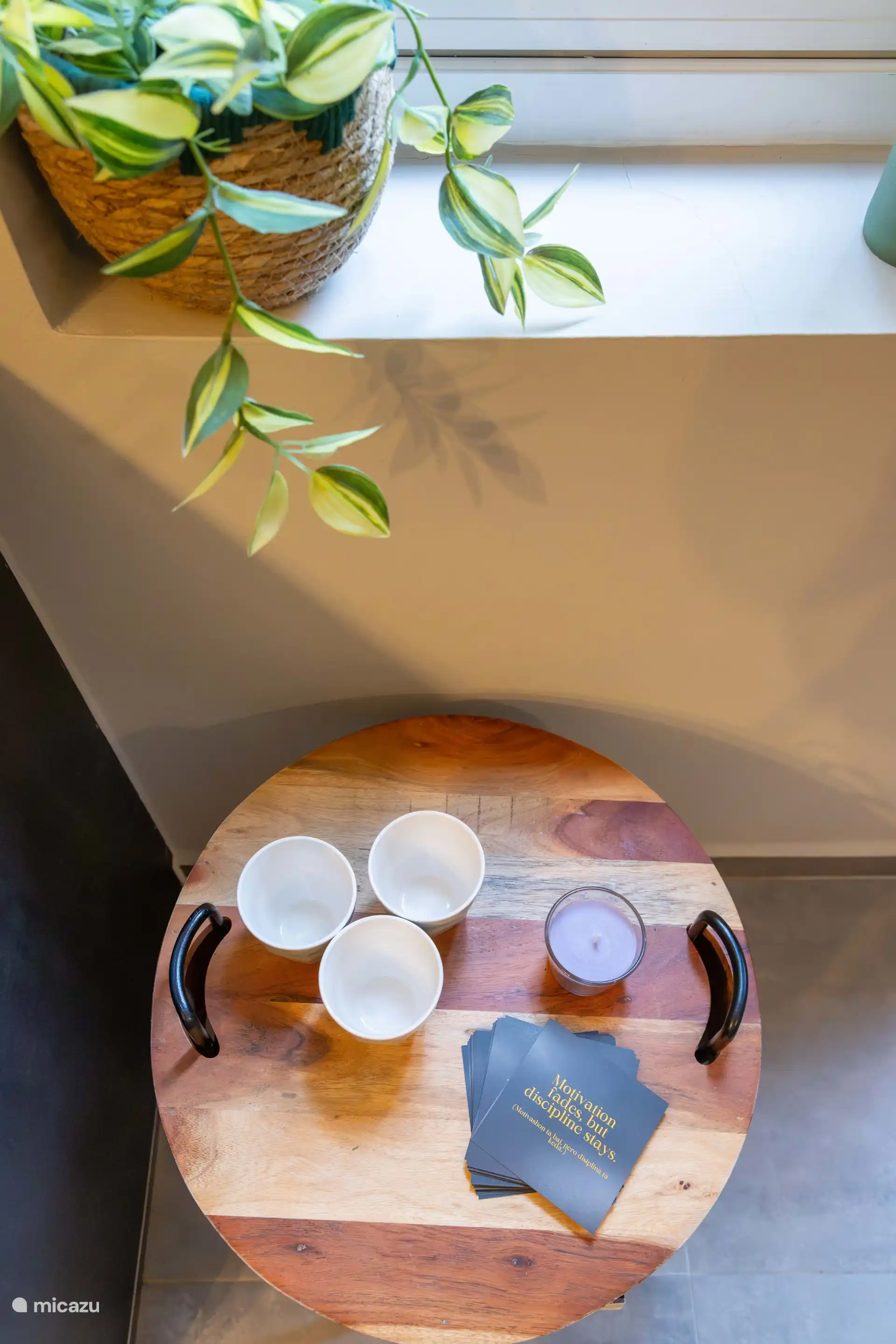 Überall in der Wohnung finden Sie kleine Details, die ein warmes und luxuriöses Aussehen verleihen.