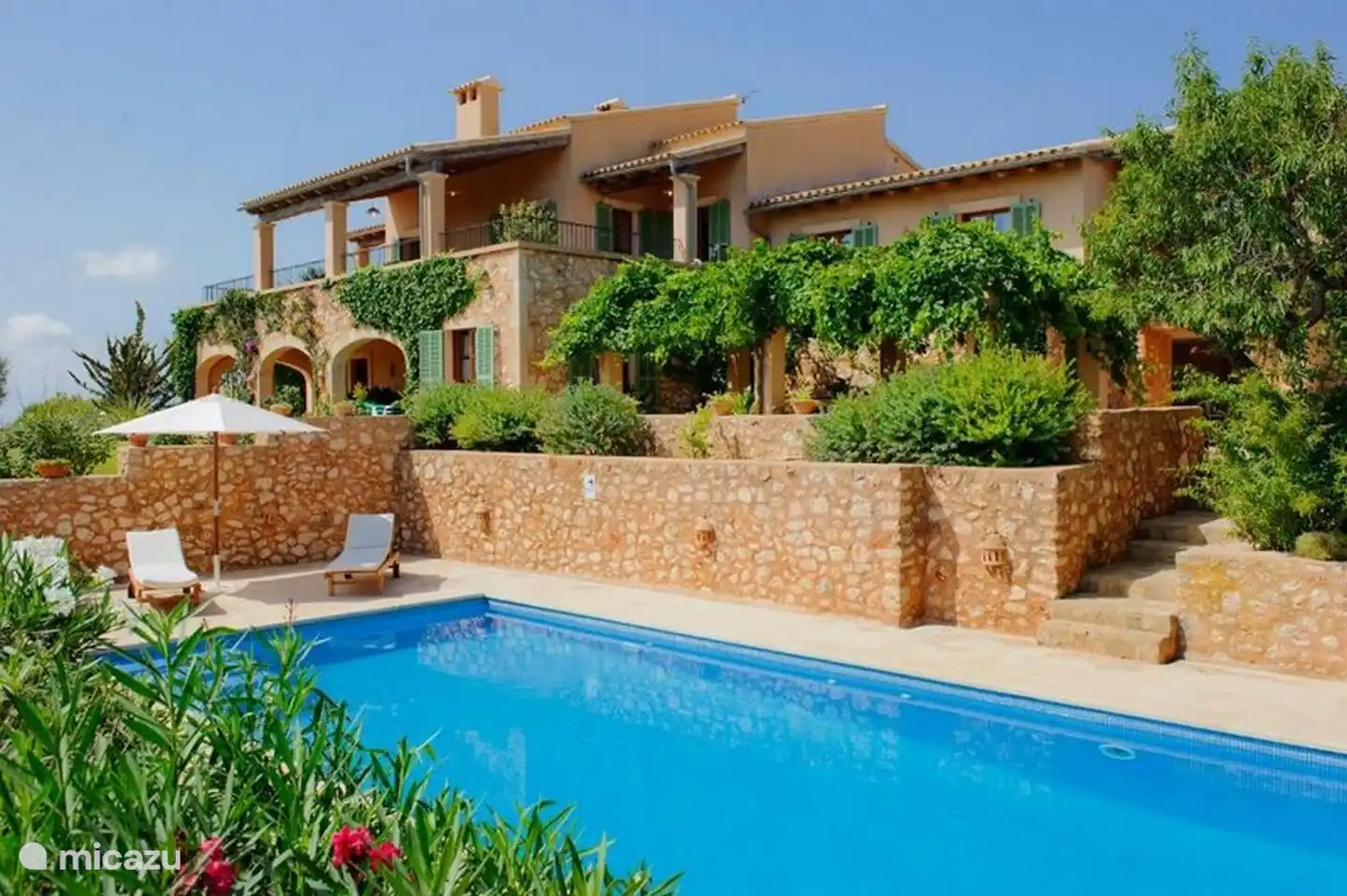 Schwimmbad und Sonnenliegen