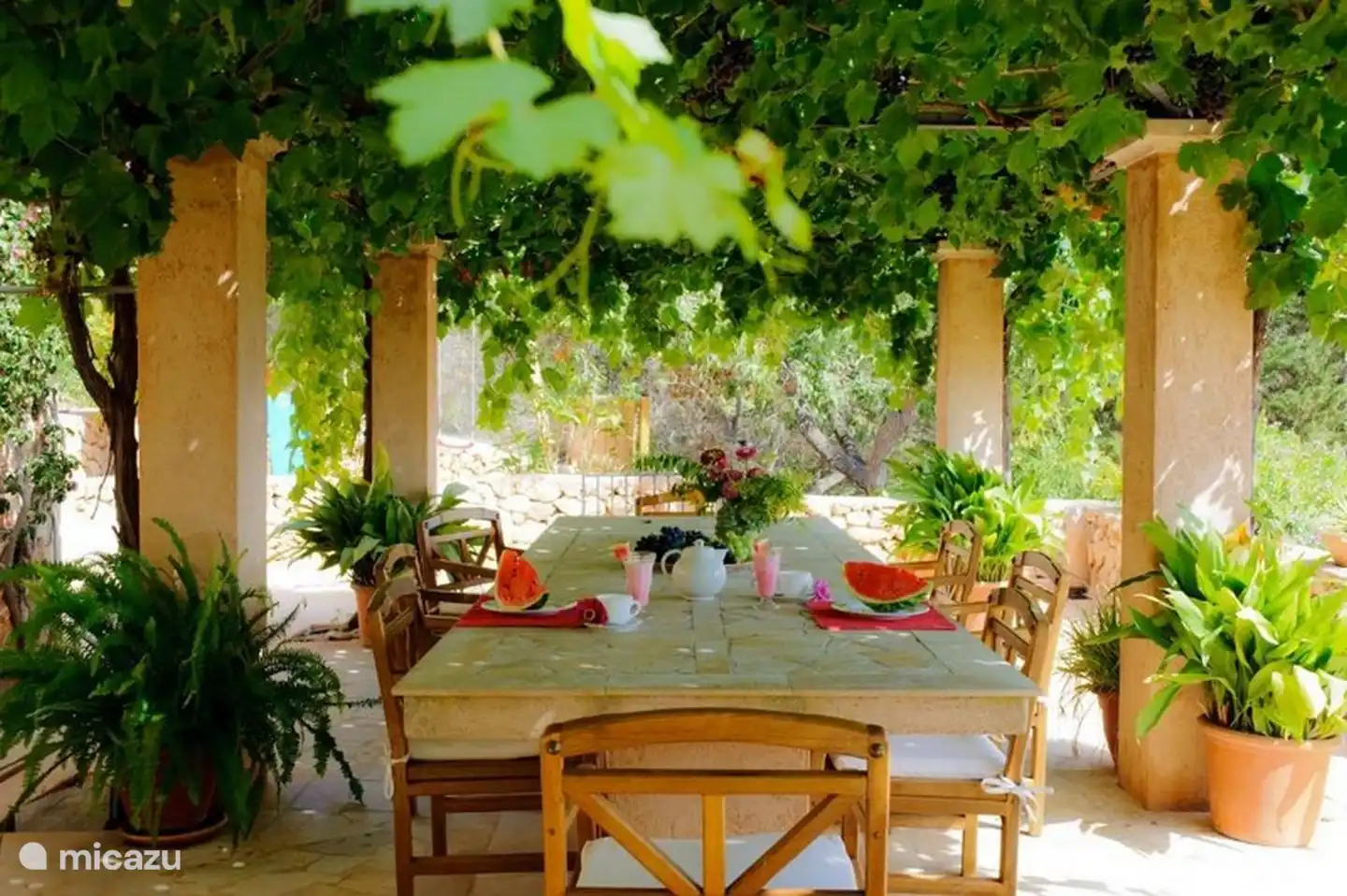 Esstisch für den Außenbereich unter der Veranda