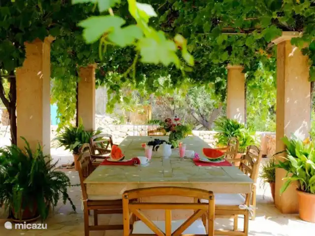 Villa Penya Redona huren in Spanje, Mallorca, Cala d`Or - villa buiten eettafel onder veranda