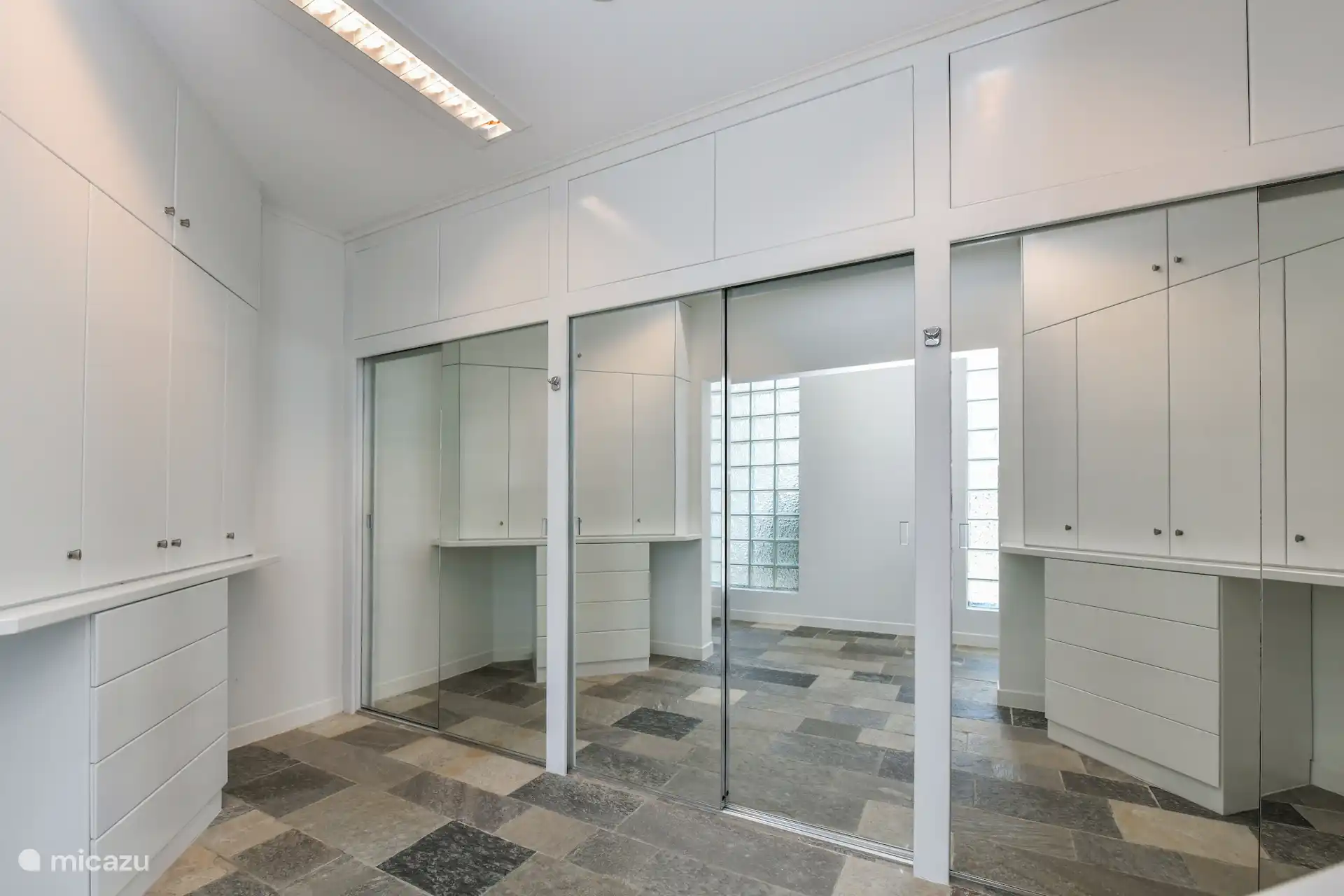 begehbarer Kleiderschrank mit Spiegeln