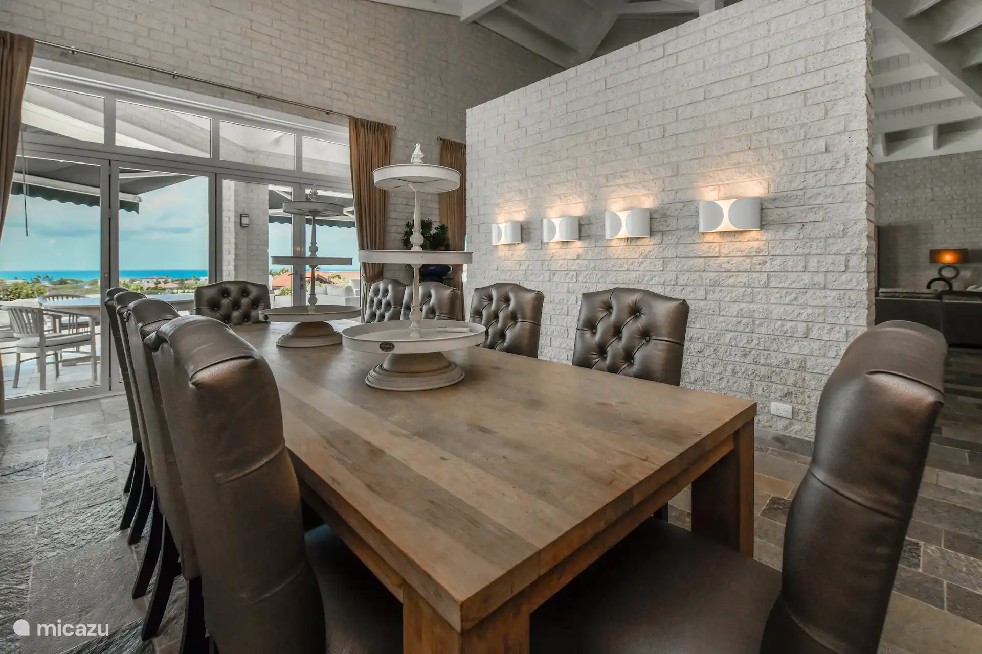 Wohnzimmer mit Esstisch