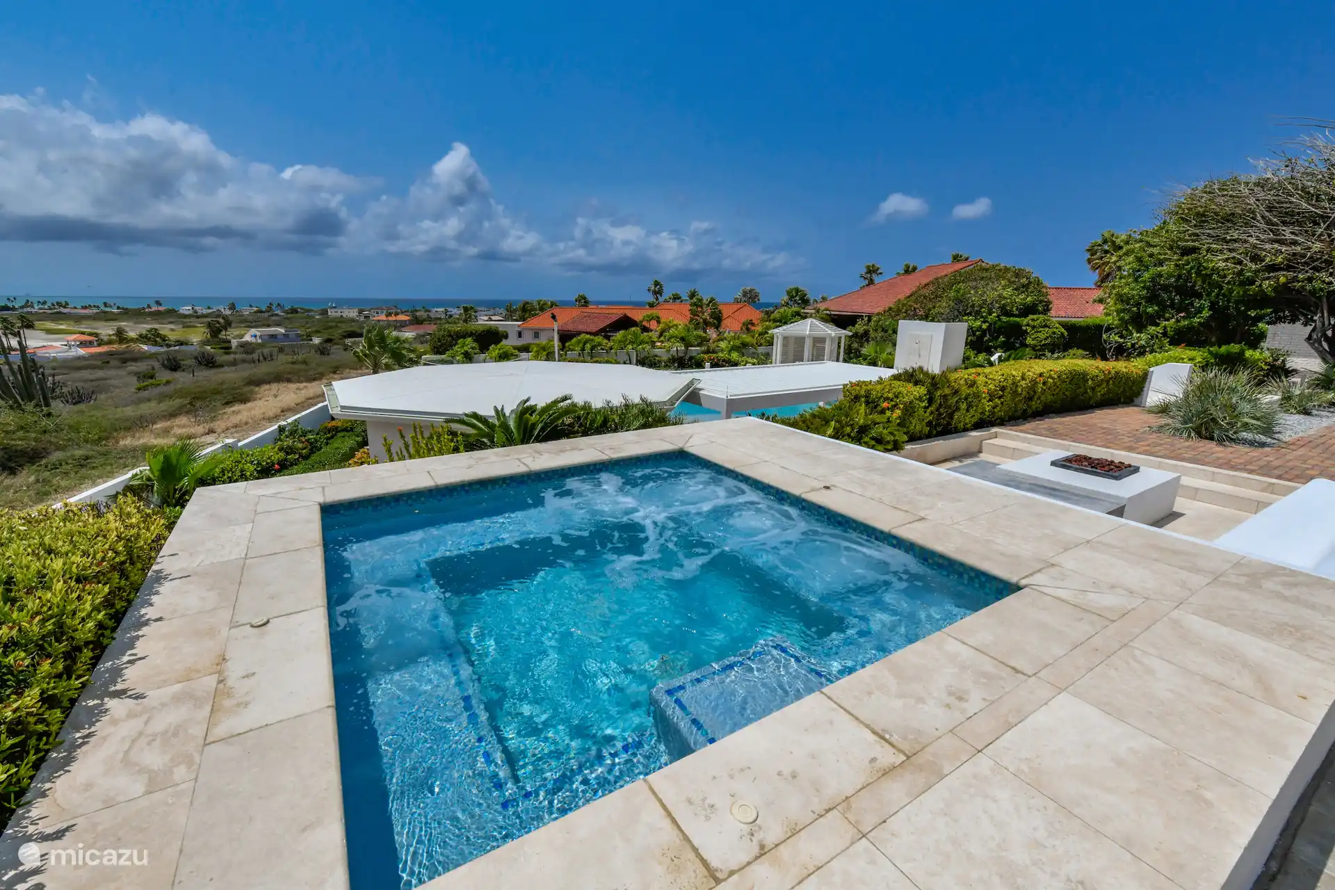 Garten mit Whirlpool und Blick auf die Insel und das Meer