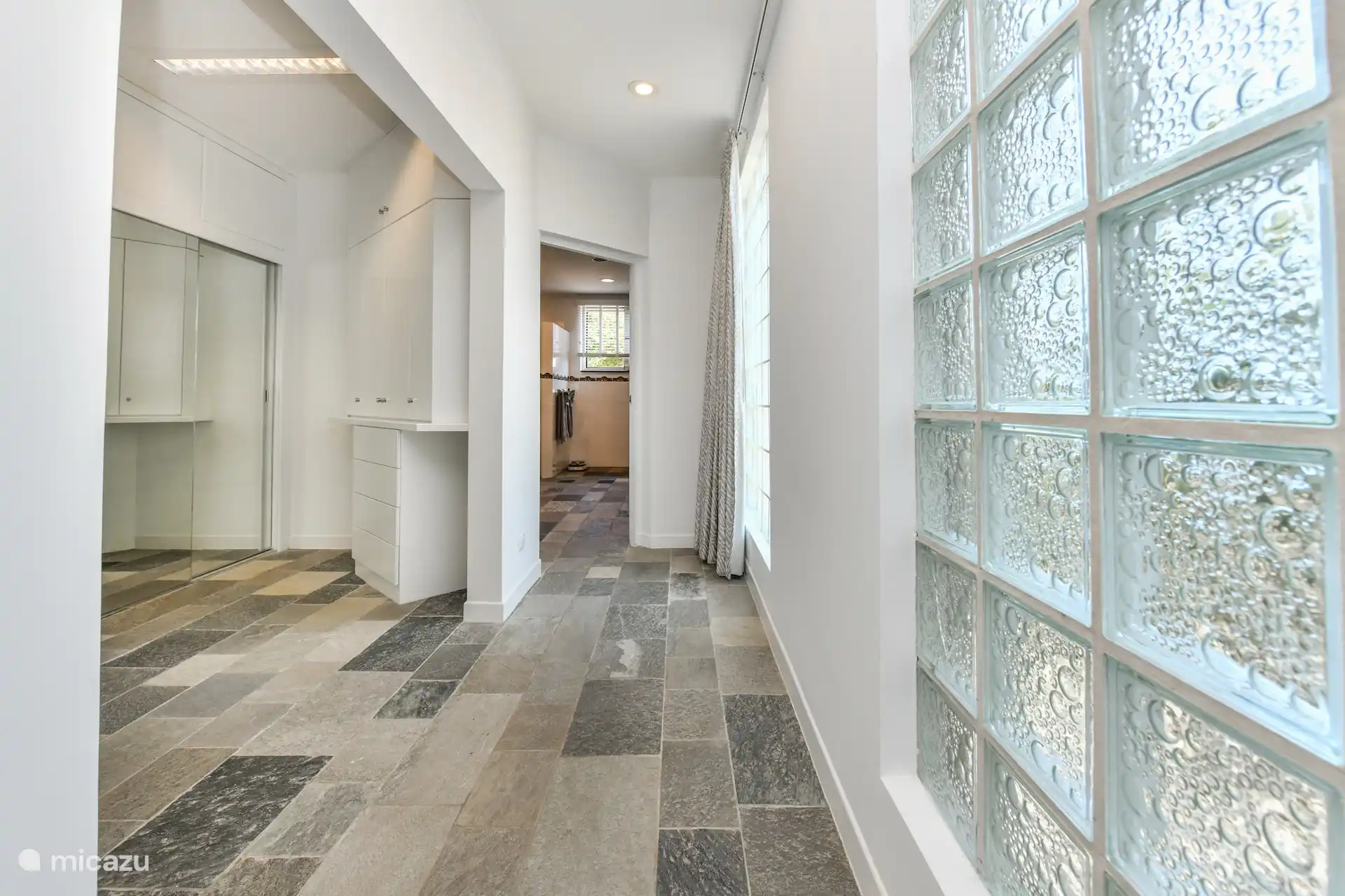 Hauptschlafzimmer mit Flur und begehbarem Kleiderschrank