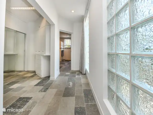 Vista al mar, Jacuzzi, Cerca de la playa en Aruba, Norte, Westpunt - villa Dormitorio principal con pasillo y walk-in closet