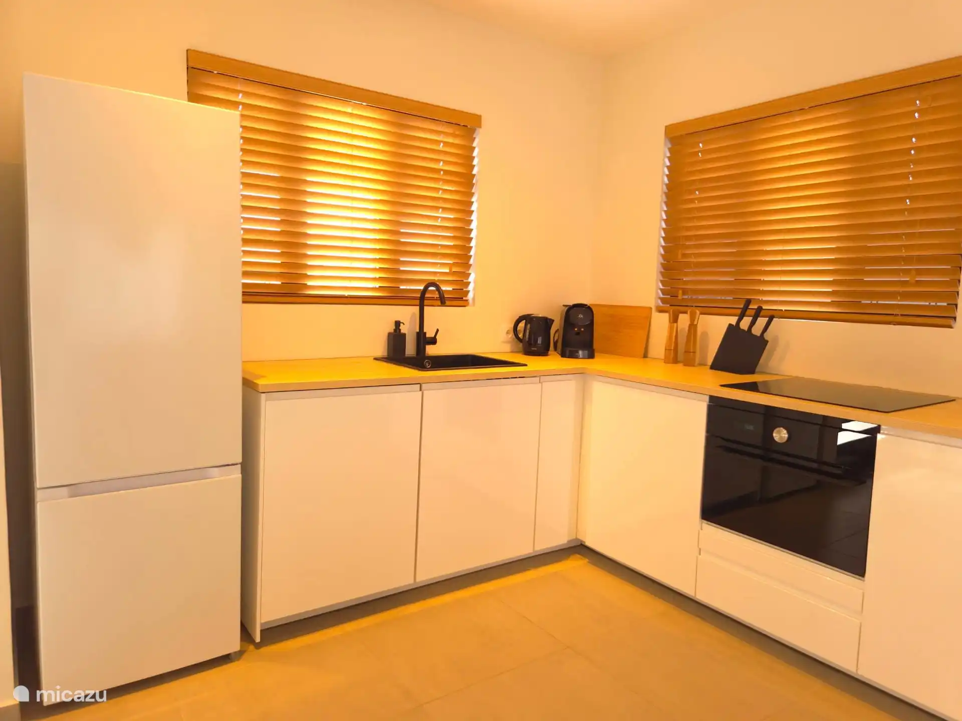 Cocina con lavavajillas, vitrocerámica y horno combinado