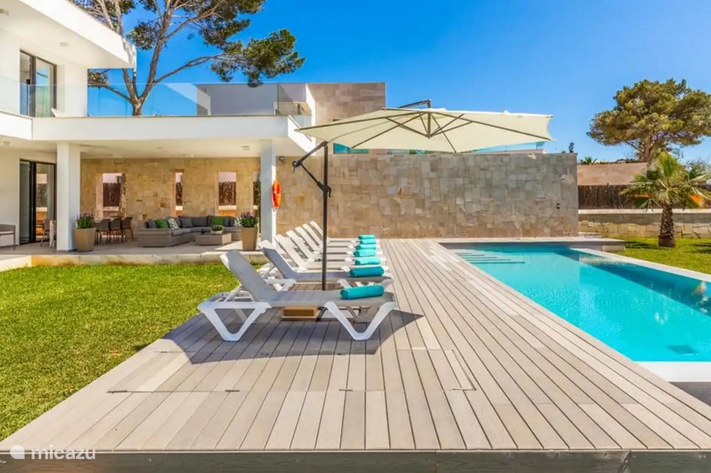 Schwimmbad und Veranda