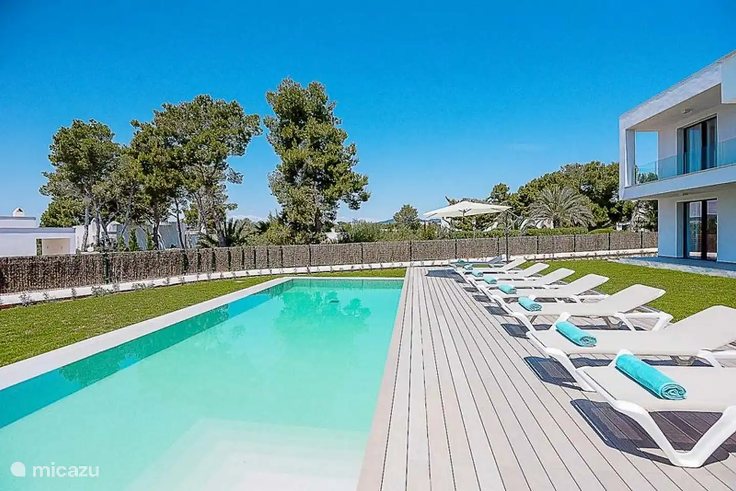 Sonnenliegen und Schwimmbad