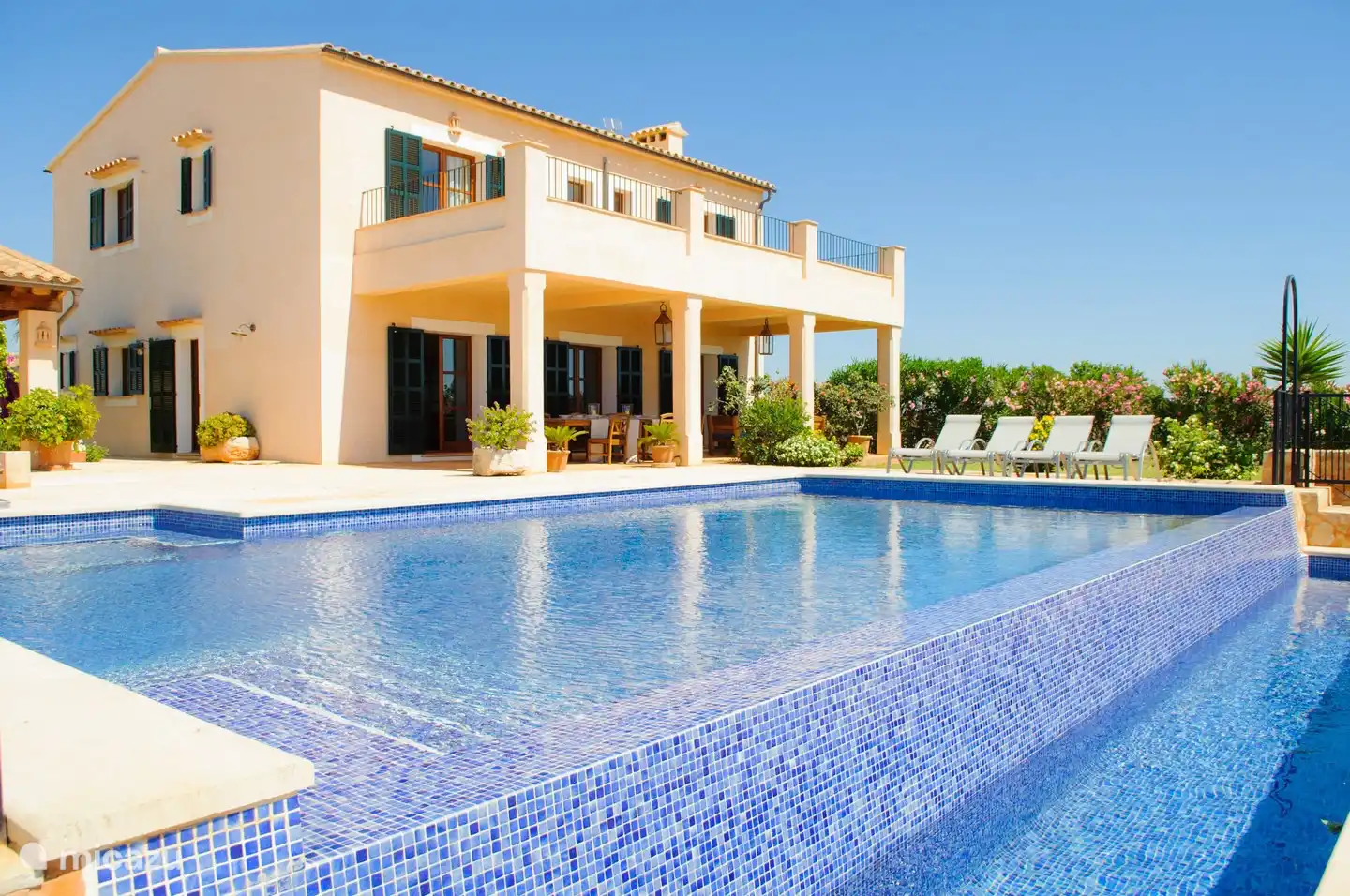 Schwimmbad und Veranda