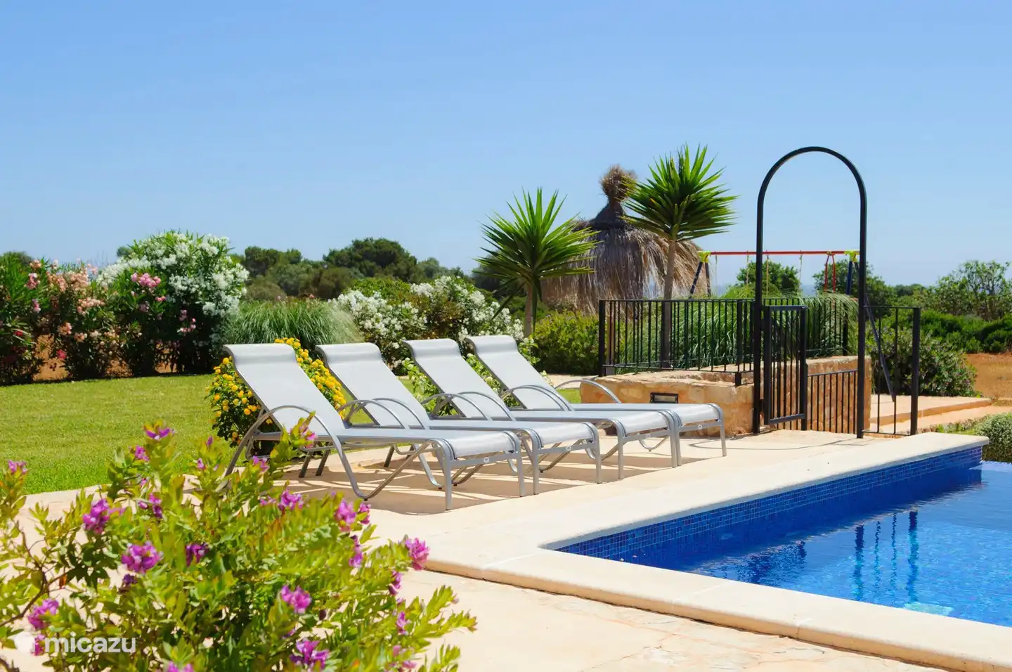 Sonnenliegen und Garten