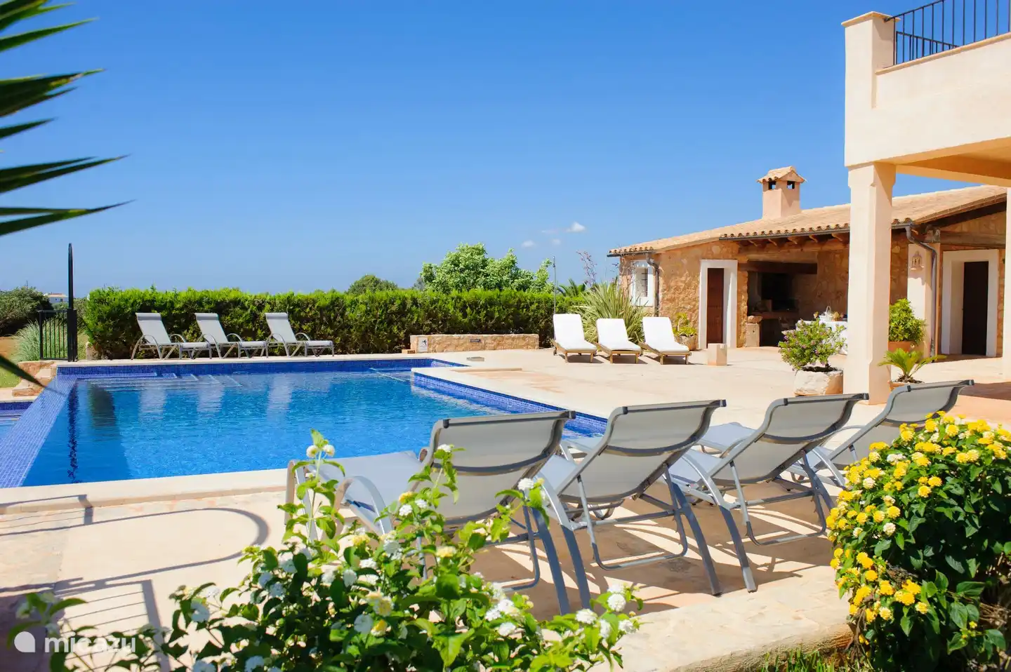 Sonnenliegen und Schwimmbad